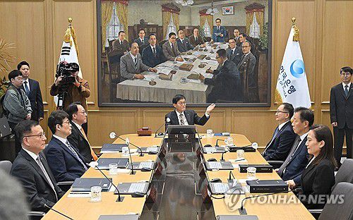 금통위 참석한 이창용 한국은행 총재(서울=연합뉴스) 이창용 한국은행 총재가 23일 서울 중구 한국은행 본관에서 열린 금융통화위원회 본회의에 참석해 있다. 2025.10.23 [사진공동취재단] photo@yna.co.kr