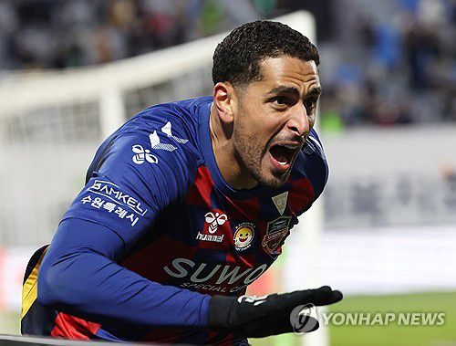 앞서가는 수원FC(수원=연합뉴스) 홍기원 기자 = 2일 경기도 수원종합운동장에서 열린 '하나은행 K리그 1' 수원FC와 대구FC의 경기. 골을 넣은 수원FC 싸박이 기뻐하고 있다. 2025.11.2 xanadu@yna.co.kr