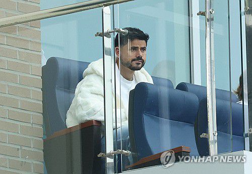 무거운 표정, 대구FC 세징야(대구=연합뉴스) 박세진 기자 = 8일 대구 북구 대구iM뱅크PARK에서 열린 '하나은행 K리그 1' 대구FC와 광주FC 경기. 이날 명단에서 빠진 대구FC 세징야가 경기를 지켜보고 있다. 2025.11.8 psjpsj@yna.co.kr