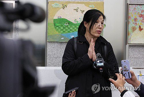 '초코파이 사건' 무죄…의견 밝히는 변호인(전주=연합뉴스) 나보배 기자 = 피해금 1천50원의 '초코파이 절도 사건'의 항소심 재판부가 무죄를 선고한 27일, 피고인 측 박정교 변호사가 "언론을 비롯한 여러 생각 있는 분들이 많은 관심을 가져주셔서 오늘 좋은 결과가 나온 것 같다"고 감사를 전하고 있다. 2025.11.27 warm@yna.co.kr