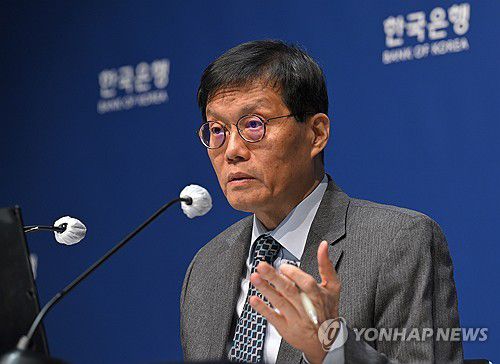 발언하는 이창용 한은 총재(서울=연합뉴스) 한종찬 기자 = 이창용 한국은행 총재가 27일 서울 중구 한국은행에서 열린 기자간담회에서 발언하고 있다. 2025.11.27 [공동취재] saba@yna.co.kr