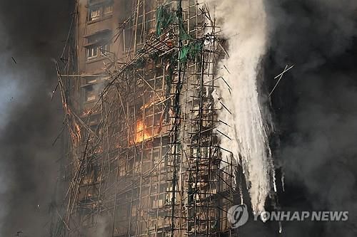 화재로 무너지는 홍콩 '웡 푹 코트' 아파트 대나무 비계[로이터 연합뉴스. 재판매 및 DB금지]