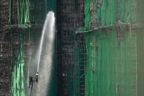 홍콩 아파트 화재 진화작업[SCMP 캡처. 재판매 및 DB금지]