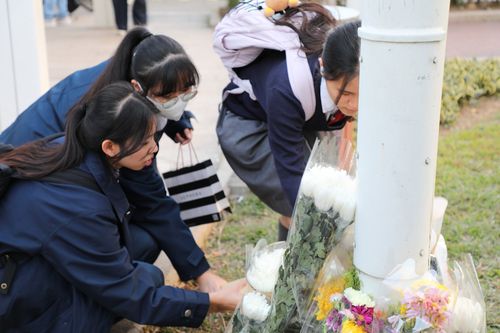 홍콩 화재 피해자 추모하는 인근 학교 중학생들28일 오후 5시 12분(현지시간)께 홍콩 북부 타이포 광 푹 공원에서 화재가 일어난 '웡 푹 코트' 인근 학교에 다니는 중학교 2학년 학생들이 추모의 의미로 꽃을 두고 있다. [촬영 박수현]