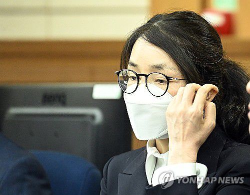 김건희 첫 재판 출석(서울=연합뉴스) 도이치모터스 주가조작 혐의와 통일교 금품수수 의혹 등으로 구속기소 된 김건희 여사가 24일 서울 서초구 서울중앙지법에서 열린 첫 재판에 출석해있다. 2025.9.24 [사진공동취재단] photo@yna.co.kr