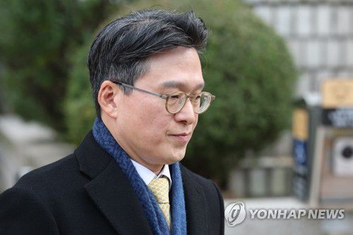 법원 나서는 김선규 전 부장검사(서울=연합뉴스) 윤동진 기자 = 채상병 순직 사건 수사를 방해한 혐의를 받는 김선규 전 고위공직자범죄수사처(공수처) 부장검사가 구속 전 피의자 심문(영장실질심사)을 마친 후 17일 서울 서초구 서울중앙지법을 나서고 있다. 2025.11.17 mon@yna.co.kr