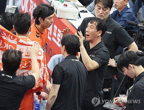 작전 지시하는 신영철 감독(부산=연합뉴스) 강선배 기자 = 18일 부산 강서체육관에서 열린 프로배구 V리그 남자부 OK저축은행 읏맨과 KB손해보험 스타즈의 경기. OK저축은행 신영철 감독이 작전 지시하고 있다. 2025.11.18 sbkang@yna.co.kr