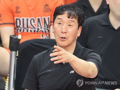 OK저축은행 신영철 감독(부산=연합뉴스) 강선배 기자 = 18일 부산 강서체육관에서 열린 프로배구 V리그 남자부 OK저축은행 읏맨과 KB손해보험 스타즈의 경기. OK저축은행 신영철 감독이 작전 지시하고 있다. 2025.11.18 sbkang@yna.co.kr