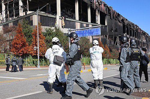 이랜드 물류센터 화재 합동 감식(천안=연합뉴스) 이주형 기자 = 21일 충남 천안시 동남구 이랜드패션 물류센터에서 합동 감식에 나선 경찰 관계자들이 불에 탄 건물을 살피고 있다. 2025.11.21 coolee@yna.co.kr