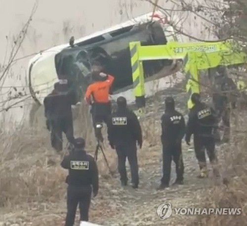 인양되는 장기실종 여성 SUV(청주=연합뉴스) 26일 오후 충북 충주호에서 장기 실종 여성의 SUV 차량이 인양되고 있다. 2025.11.27 [독자 제공. 재판매 및 DB 금지] chase_arete@yna.co.kr