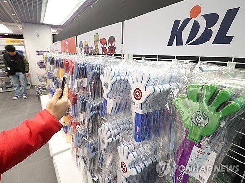 KBL-디즈니코리아 협업 팝업스토어 오픈(서울=연합뉴스) 강민지 기자 = KBL과 월트디즈니 컴퍼니 코리아가 협업한 마블 테마 팝업스토어가 28일 서울 송파구 롯데백화점 잠실점에 마련돼 있다. KBL은 10개 구단별 마블 히어로를 선정해 이를 테마로 제작한 유니폼, 티셔츠, 키링 등 한정판 MD 상품을 선보인다. 2025.11.28 mjkang@yna.co.kr