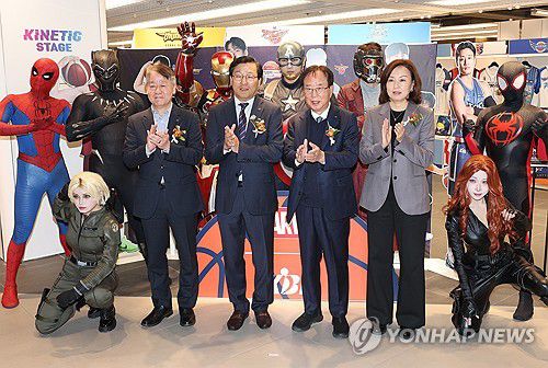 KBL-디즈니코리아, 마블 테마 팝업스토어 오픈(서울=연합뉴스) 강민지 기자 = KBL과 월트디즈니 컴퍼니 코리아가 협업한 마블 테마 팝업스토어 오픈식이 열린 28일 서울 송파구 롯데백화점 잠실점에서 참석자들이 코스프레 모델들과 기념촬영을 하고 있다. 왼쪽부터 신해용 KBL 사무총장, 김장용 롯데쇼핑 전무, 이수광 KBL 총재, 김소연 월트디즈니컴퍼니코리아 대표. 2025.11.28 mjkang@yna.co.kr