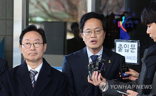 취재진 질문에 답하는 박범계·박주민 의원(서울=연합뉴스) 이진욱 기자 = 국회 '패스트트랙 충돌' 사건에 연루된 더불어민주당 박범계·박주민 의원이 28일 서울 양천구 서울남부지법에서 열린 1심 공판을 마치고 취재진 질문에 답하고 있다. 2025.11.28 cityboy@yna.co.kr