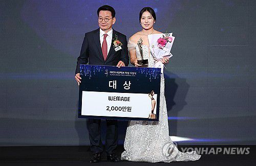 기념촬영하는 유현조(서울=연합뉴스) 김성민 기자 = 28일 서울 강남구 그랜드 인터컨티넨탈 파르나스 호텔에서 열린 'KLPGA 대상 시상식에서 대상을 수상한 유현조가 기념촬영을 하고 있다. 2025.11.28 ksm7976@yna.co.kr