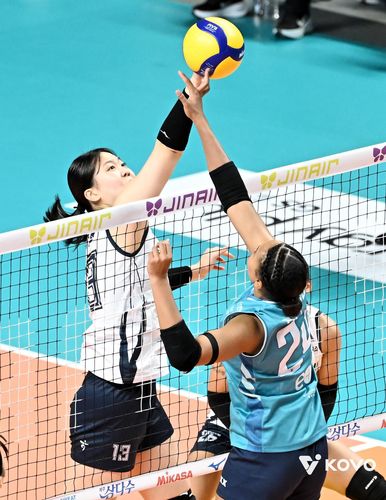 레이나와 공을 다투는 이지윤(왼쪽)[한국배구연맹 제공. 재판매 및 DB 금지]