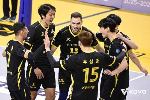 득점 후 기뻐하는 KB손해보험 선수들[한국배구연맹 제공. 재판매 및 DB 금지]