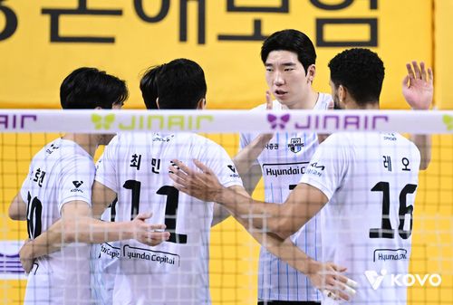 파이팅 외치는 현대캐피탈 선수들[한국배구연맹 제공. 재판매 및 DB 금지]