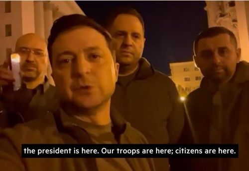 젤렌스키와 예르마크러시아가 2022년 2월 24일 우크라이나를 침공한 날 출국해 피신하라는 미국 정부의 권고를 거부하고 키이우에 남은 젤렌스키와 예르마크. [젤렌스키 소셜미디어 캡처. 재판매 및 DB 금지]