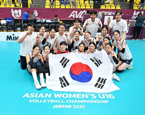 U-16 여자배구 아시아선수권 우승 세리머니 하는 선수들[아시아배구연맹 페이스북 캡처. 재판매 및 DB 금지]