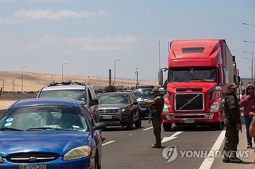 카차유타 국경검문소에 늘어선 자동차들(카차유타 국경검문소 <칠레> AFP=연합뉴스) 2025년 11월 28일 칠레의 아리카에서 북쪽 25㎞에 있는 카차유타 국경 검문소에서 차량들이 줄지어 기다리고 있다. (Photo by Patricio BANDA / AFP) 2025.11.29.
