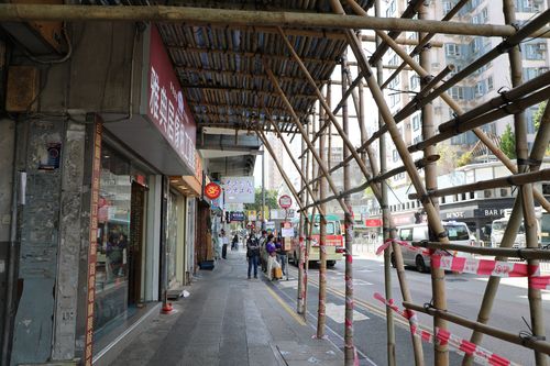 홍콩 타이포 지역 건물에 보수 작업을 위해 설치된 대나무 비계28일(현지시간) 홍콩 북부 타이포의 한 건물에 보수 작업을 위해 대나무 비계가 설치된 모습. 2025.11.28 [촬영 박수현]