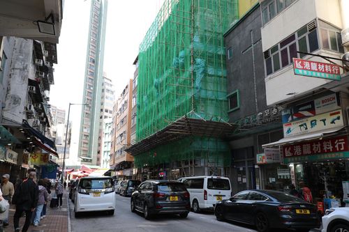 홍콩 타이포 지역의 건물에 설치된 대나무 비계와 안전망28일(현지시간) 홍콩 북부 타이포의 한 건물에 보수 작업을 위해 대나무 비계와 녹색 안전망이 설치돼 있다. 2025.11.28 [촬영 박수현]