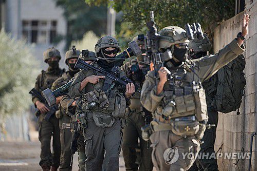 서안지구에서 작전 중인 이스라엘 군인들[AP=연합뉴스 자료사진. 재판매 및 DB금지]
