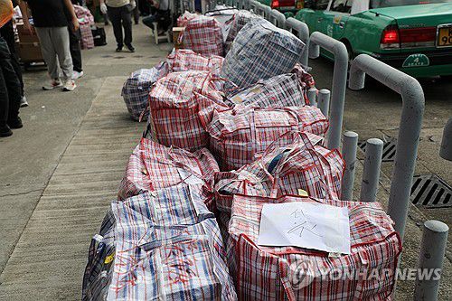 타이포 마켓역 앞에 놓인 홍콩 화재 피해자를 위한 구호품(홍콩=연합뉴스) 박수현 기자 = 29일(현지시간) 홍콩 북부 타이포마켓역 앞에 '웡 푹 코트' 화재 피해자를 위한 구호물품이 쌓여있다. 2025.11.29 suri@yna.co.kr