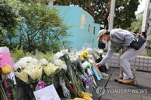 홍콩 화재 피해자를 추모하며(홍콩=연합뉴스) 박수현 기자 = 29일(현지시간) 대형 화재가 발생한 홍콩 북부 타이포의 아파트 단지 '웡 푹 코트' 인근에서 한 시민이 헌화하고 있다. 2025.11.29 suri@yna.co.kr