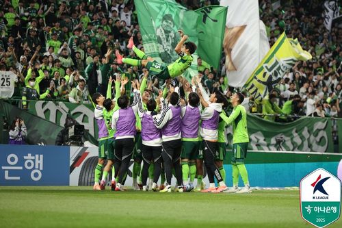 은퇴 경기를 치른 최철순을 헹가래 치는 전북 선수들.[한국프로축구연맹 제공. 재판매 및 DB 금지]