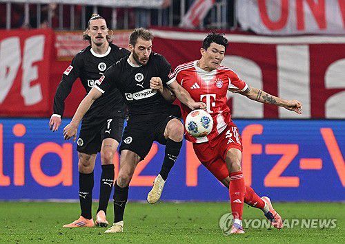 장크트 파울리전에서 경합하는 뮌헨의 김민재(오른쪽).[로이터=연합뉴스]