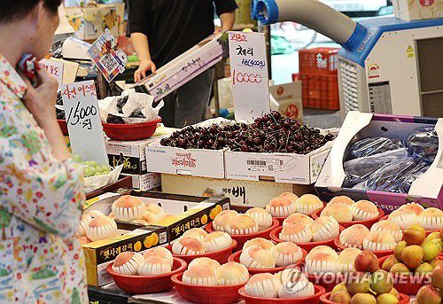 시장에서 과일 고르는 시민[연합뉴스 자료사진]