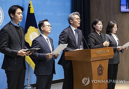 민주당 정치검찰기소특위, 이화영 지사 위증 공판 관련 검찰 규탄 회견(서울=연합뉴스) 황광모 기자 = 더불어민주당 정치검찰조작기소 대응 특별위원회 한준호 위원장과 소속 의원들이 26일 국회에서 이화영 전 부지사의 국회 위증 혐의에 대한 수원지검의 부실 수사와 부당 기소, 소송수행 방식을 규탄하는 기자회견을 하고 있다. 2025.11.26 hkmpooh@yna.co.kr