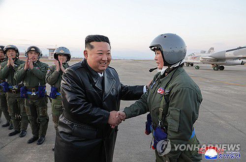 김정은, 북한 공군창설 80주년 기념행사 참석…주애 동행(평양 조선중앙통신=연합뉴스)  김정은 국무위원장이 딸 주애와 함께 지난 28일 제2공군사단 59길영조영웅연대 갈마비행장에서 북한 공군 창설 80주년 기념행사에 참석해 장병들을 치하하고  항공절 기념 공군 시위비행 및 기념보고대회와 기념공연을 관람했다고 조선중앙통신이 30일 보도했다.  2025.11.30      [국내에서만 사용가능. 재배포 금지. For Use Only in the Republic of Korea. No Redistribution] nkphoto@yna.co.kr