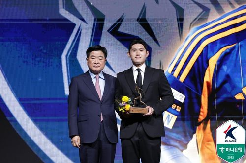 베스트11 공격수 부문 수상자 이동경(오른쪽)[한국프로축구연맹 제공. 재판매 및 DB 금지]