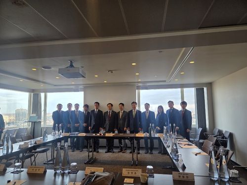 여한구 통상교섭본부장, 유럽진출 한국 기업들과 간담회 (브뤼셀=연합뉴스) 현윤경 특파원 = 여한구 산업자원부 통상교섭본부장(왼쪽에서 6번째)이 1일 브뤼셀에서 유럽 진출 기업인들과 간담회를 열어 유럽연합(EU) 규제로 인한 어려움을 청취했다. 2025.12.1 ykhyun14@yna.co.kr