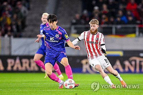프라이부르크와의 경기에 출전한 이재성[Harry Langer/dpa via AP=연합뉴스]