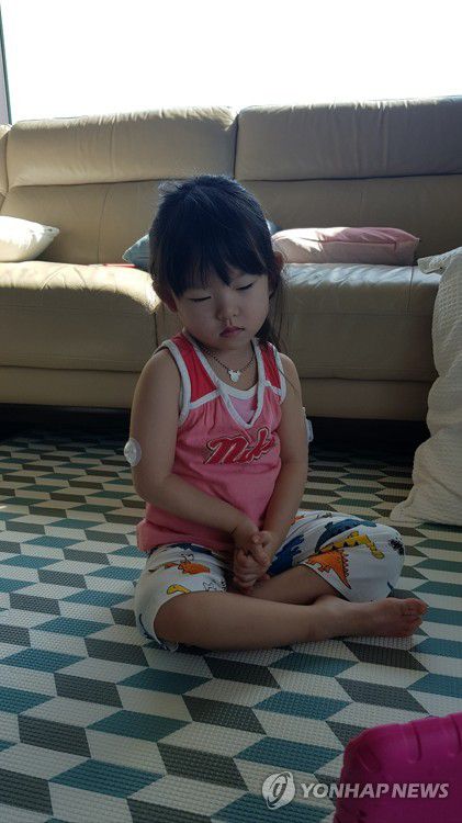 온라인 기도회에서 빨리 낫게 해달라고 기도하는 5살 1형 당뇨 여자아이[엄마 제공]