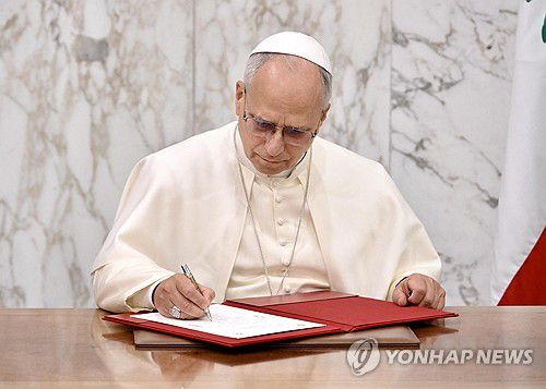 교황(베이루트 EPA=연합뉴스) 30일(현지시간) 레오 14세가 레바논 대통령궁에서 방명록에 서명 중이다. 2025.12.1 photo@yna.co.kr