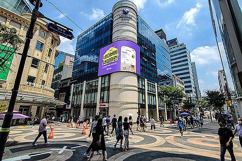 네이버, AI 접목 디지털 옥외광고 설루션 출시(서울=연합뉴스) 네이버는 3일 인공지능(AI) 기술을 접목한 디지털 옥외광고 설루션 '애드부스트 스크린'을 출시한다고 밝혔다. 사진은 네이버 '애드부스트 스크린'. 2025.11.3 [네이버 제공. 재판매 및 DB 금지] photo@yna.co.kr