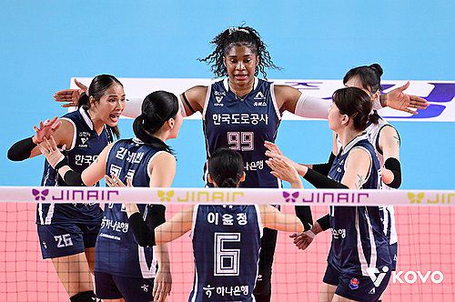 득점 후 기뻐하는 한국도로공사 선수들(서울=연합뉴스) 8일 경북 김천체육관에서 열린 진에어 2025-2026 V리그 한국도로공사와 현대건설의 경기에서 한국도로공사 모마 등 선수들이 득점에 성공한 뒤 기뻐하고 있다. 2025.11.8 [한국배구연맹 제공. 재판매 및 DB 금지] photo@yna.co.kr