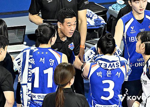 작전 지시하는 여오현 IBK기업은행 감독대행(서울=연합뉴스) 여자 프로배구 IBK기업은행의 사령탑에 오른 '영원한 리베로' 여오현 감독대행이 26일 경기 화성종합체육관에서 열린 흥국생명과 2025-2026 V리그 홈경기에서 선수들에게 지시하고 있다. 2025.11.27 [[한국배구연맹 제공. 재판매 및 DB 금지] photo@yna.co.kr