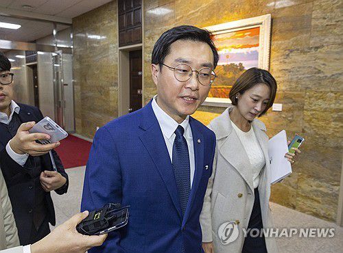 취재진 질문받으며 이동하는 장경태 의원(서울=연합뉴스) 황광모 기자 = 더불어민주당 장경태 의원이 27일 국회에서 취재진 질문을 받으며 이동하고 있다. 2025.11.27 hkmpooh@yna.co.kr