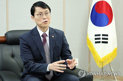 최원호 원안위원장, 연합뉴스와 인터뷰(서울=연합뉴스) 진연수 기자 = 최원호 원자력안전위원회 위원장이 서울 중구 원자력안전위원회에서 연합뉴스와 인터뷰를 하고 있다. 2025.12.1 jin90@yna.co.kr