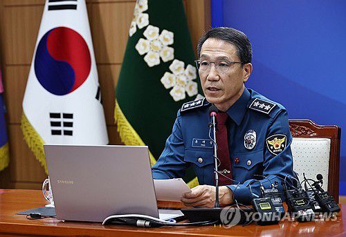 경찰청장 대행, 12·3 계엄 관련 대국민 사과(서울=연합뉴스) 김인철 기자 = 유재성 경찰청장 직무대행이 1일 서울 서대문구 경찰청에서 전국 경찰 지휘부 화상회의를 주재하고 있다.     유 대행은 이날 12·3 비상계엄 당시 국회 출입을 통제한 경찰의 행위에 대해 대국민 사과를 했다. 2025.12.1 yatoya@yna.co.kr