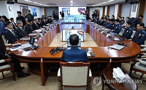 경찰청장 대행, 12·3 계엄 관련 대국민 사과(서울=연합뉴스) 김인철 기자 = 유재성 경찰청장 직무대행이 1일 서울 서대문구 경찰청에서 전국 경찰 지휘부 화상회의를 주재하고 있다.     유 대행은 이날 12·3 비상계엄 당시 국회 출입을 통제한 경찰의 행위에 대해 대국민 사과를 했다. 2025.12.1 yatoya@yna.co.kr