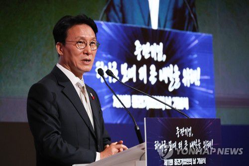 김민석 총리, 중견기업인의 날 기념식 축사(서울=연합뉴스) 이정훈 기자 = 김민석 국무총리가 1일 서울 중구 롯데호텔에서 열린 제11회 중견기업인의 날 기념식에서 축사하고 있다. 2025.12.1 uwg806@yna.co.kr