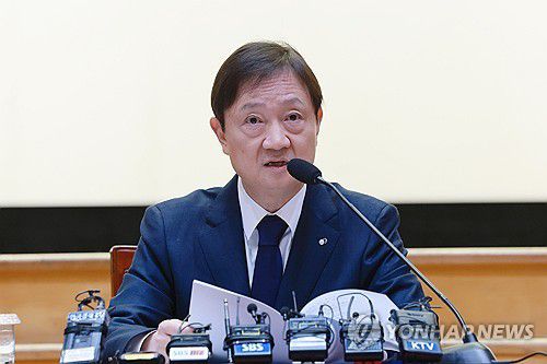 출입기자단 간담회하는 이찬진 금감원장(서울=연합뉴스) 신현우 기자 = 이찬진 금융감독원장이 1일 서울 여의도 금감원에서 출입기자단 간담회를 하고 있다. 2025.12.1 nowwego@yna.co.kr