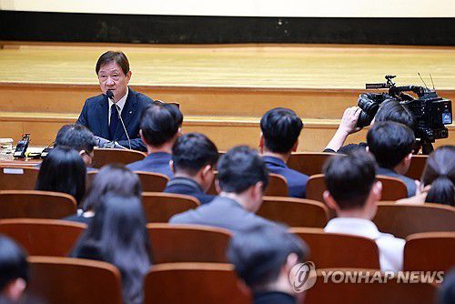 출입기자단과 만난 이찬진 금감원장(서울=연합뉴스) 신현우 기자 = 이찬진 금융감독원장이 1일 서울 여의도 금감원에서 출입기자단 간담회를 하고 있다. 2025.12.1 nowwego@yna.co.kr