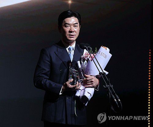 K리그2 감독상 수상한 인천 윤정환 감독(서울=연합뉴스) 류영석 기자 = 1일 서울 서대문구 스위스그랜드호텔에서 열린 K리그 2025 대상 시상식에서 K리그2 감독상을 수상한 인천 유나이티드 윤정환 감독이 소감을 말하고 있다. 2025.12.1 ondol@yna.co.kr